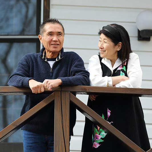 オーナーのひろ子さんと篠塚建次郎